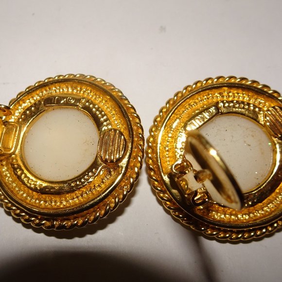 KJL Kenneth Jay Lane Round Button Clip Earrings - Picture 5 of 6